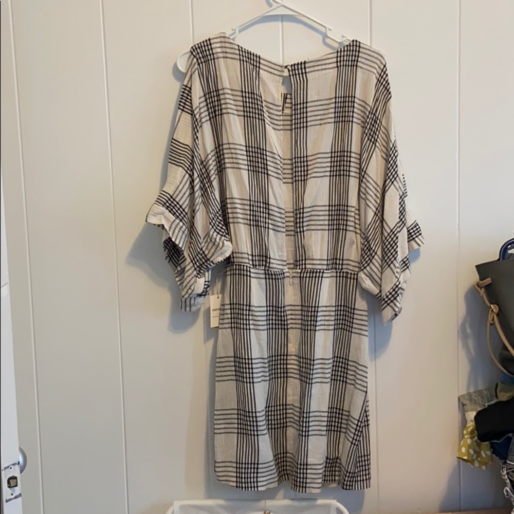 CUTE Woven dress shoulder slits and open back!!